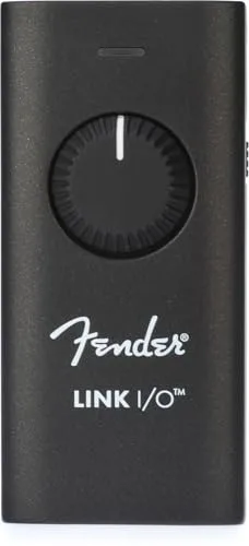 Interfaz de audio portátil USB-C Fender Link I/O, ideal para guitarra eléctrica, cabe en el bolsillo y ofrece audio bidireccional impecable a través de conexión USB.